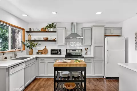 Kitchen - 176 Fir Ter, Cedar Glen, CA 92321 photo 1 of 4