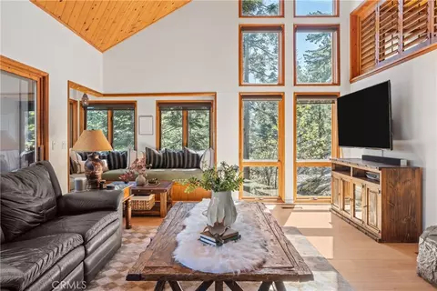 Living - 274 N Fairway, Lake Arrowhead, CA 92352 photo 2 of 7