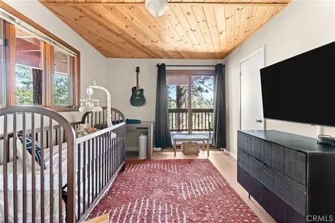 Bedroom - 274 N Fairway, Lake Arrowhead, CA 92352 photo 3 of 4