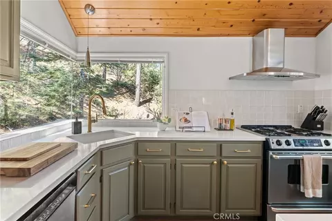Kitchen - 274 N Fairway, Lake Arrowhead, CA 92352 photo 3 of 5