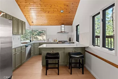 Kitchen - 274 N Fairway, Lake Arrowhead, CA 92352 photo 5 of 5