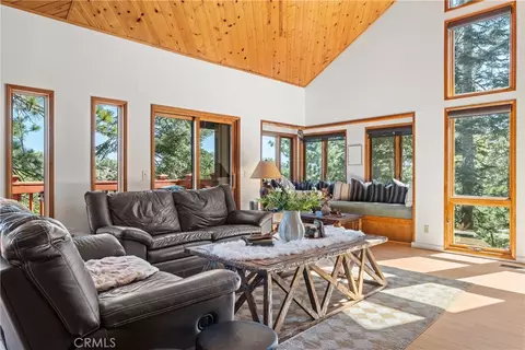 Living - 274 N Fairway, Lake Arrowhead, CA 92352 photo 4 of 7