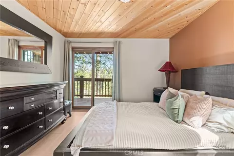 Bedroom - 274 N Fairway, Lake Arrowhead, CA 92352 photo 2 of 4