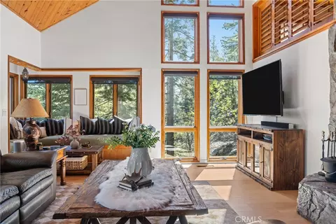 Living - 274 N Fairway, Lake Arrowhead, CA 92352 photo 3 of 7