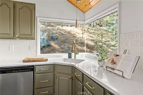 Kitchen - 274 N Fairway, Lake Arrowhead, CA 92352 photo 2 of 5