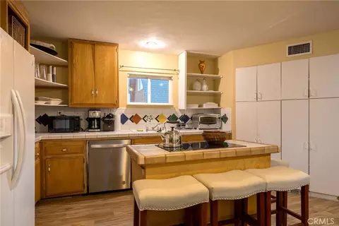 Kitchen - 351 Pine Ln, Sugarloaf, CA 92386 photo 3 of 5