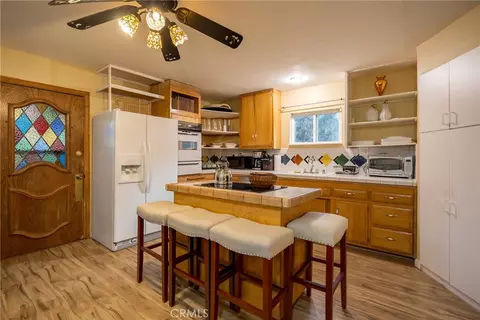 Kitchen - 351 Pine Ln, Sugarloaf, CA 92386 photo 2 of 5
