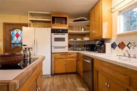 Kitchen - 351 Pine Ln, Sugarloaf, CA 92386 photo 5 of 5