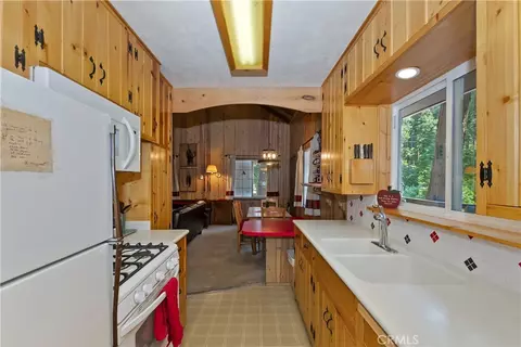 Kitchen - 691 Cottage Grove Rd, Lake Arrowhead, CA 92352 photo 1 of 4