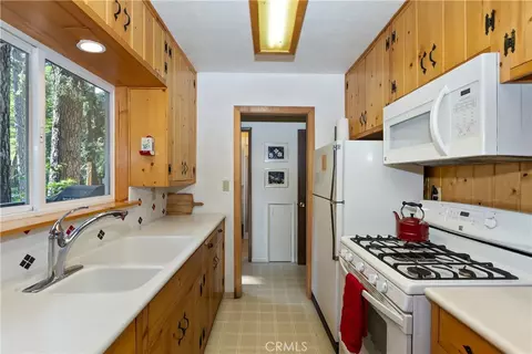 Kitchen - 691 Cottage Grove Rd, Lake Arrowhead, CA 92352 photo 4 of 4