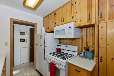 Kitchen - 691 Cottage Grove Rd, Lake Arrowhead, CA 92352 photo 3 of 4