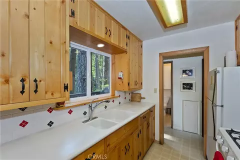 Kitchen - 691 Cottage Grove Rd, Lake Arrowhead, CA 92352 photo 2 of 4