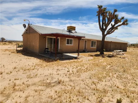 Exterior - 1050 Alta Ave, Landers, CA 92285 photo 5 of 8