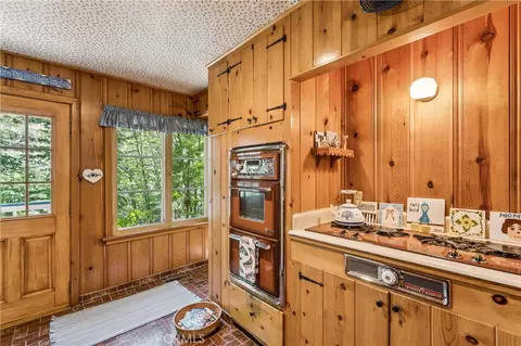 Kitchen - 373 John Muir, Lake Arrowhead, CA 92352 photo 5 of 6