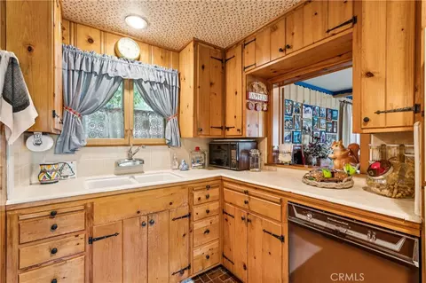 Kitchen - 373 John Muir, Lake Arrowhead, CA 92352 photo 3 of 6