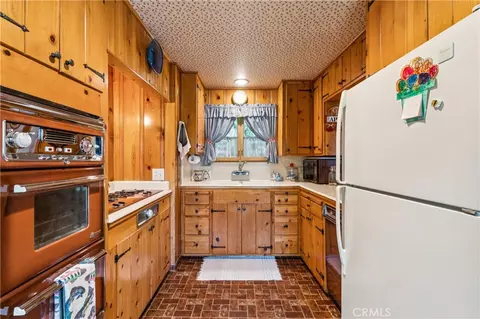Kitchen - 373 John Muir, Lake Arrowhead, CA 92352 photo 2 of 6