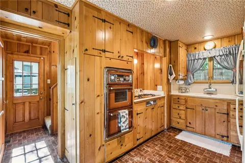 Kitchen - 373 John Muir, Lake Arrowhead, CA 92352 photo 1 of 6