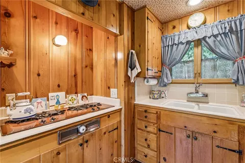 Kitchen - 373 John Muir, Lake Arrowhead, CA 92352 photo 4 of 6