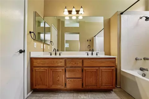 Bath - 10173 Shale Ln, Mentone, CA 92359 photo 1 of 3