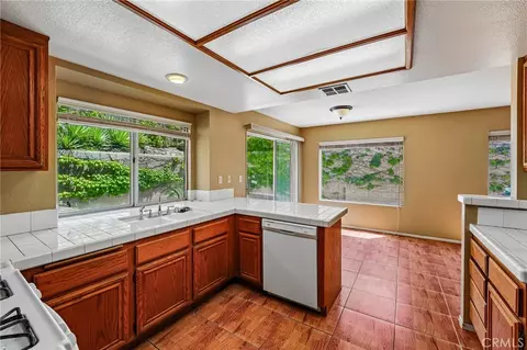 Kitchen - 10173 Shale Ln, Mentone, CA 92359 photo 2 of 5