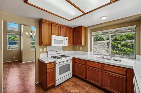 Kitchen - 10173 Shale Ln, Mentone, CA 92359 photo 5 of 5