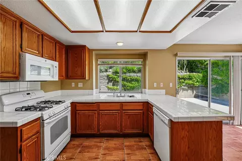 Kitchen - 10173 Shale Ln, Mentone, CA 92359 photo 3 of 5