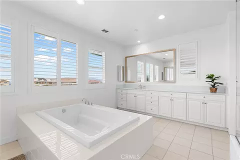 Bath - 17151 Cambria Ct, Riverside, CA 92503 photo 3 of 4