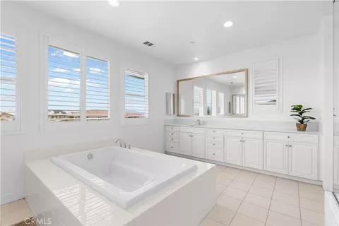 Bath - 17151 Cambria Ct, Riverside, CA 92503 photo 3 of 4