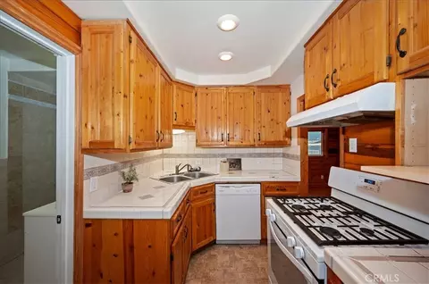 Kitchen - 23734 Shady Ln, Crestline, CA 92325 photo 2 of 5