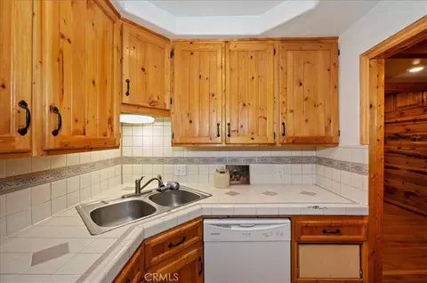 Kitchen - 23734 Shady Ln, Crestline, CA 92325 photo 5 of 5