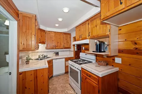 Kitchen - 23734 Shady Ln, Crestline, CA 92325 photo 1 of 5