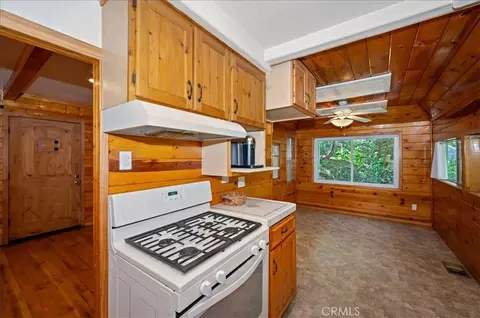 Kitchen - 23734 Shady Ln, Crestline, CA 92325 photo 3 of 5