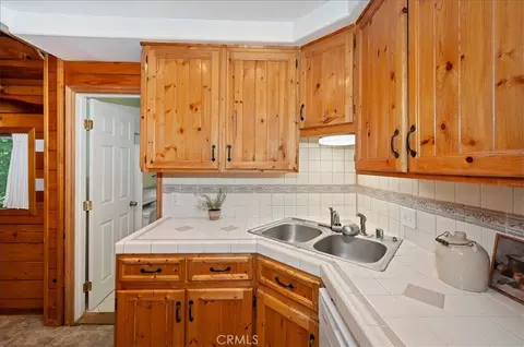 Kitchen - 23734 Shady Ln, Crestline, CA 92325 photo 4 of 5