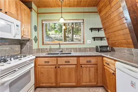 Kitchen - 24091 Lakeview, Crestline, CA 92325 photo 4 of 4