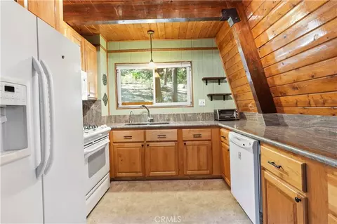 Kitchen - 24091 Lakeview, Crestline, CA 92325 photo 1 of 4