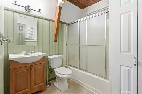 Bath - 24091 Lakeview, Crestline, CA 92325 photo 1 of 2