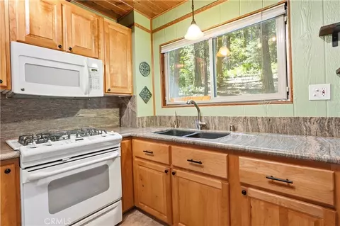 Kitchen - 24091 Lakeview, Crestline, CA 92325 photo 3 of 4