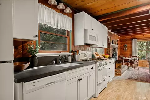 Kitchen - 144 Marshall Rd, Lake Arrowhead, CA 92352 photo 2 of 3