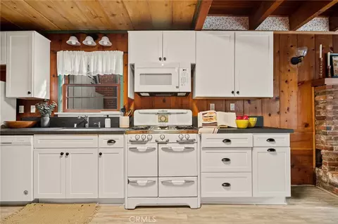 Kitchen - 144 Marshall Rd, Lake Arrowhead, CA 92352 photo 1 of 3