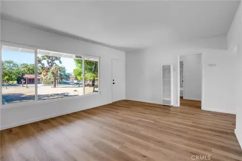 Living - 7453 Condalia Ave, Yucca Valley, CA 92284 photo 4 of 7