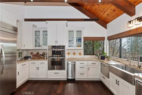Kitchen - 26603 Hillcrest Ln, Lake Arrowhead, CA 92352 photo 3 of 6