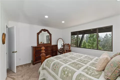 Bedroom - 26603 Hillcrest Ln, Lake Arrowhead, CA 92352 photo 5 of 5