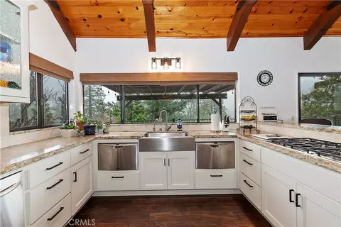 Kitchen - 26603 Hillcrest Ln, Lake Arrowhead, CA 92352 photo 4 of 6