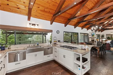 Kitchen - 26603 Hillcrest Ln, Lake Arrowhead, CA 92352 photo 5 of 6