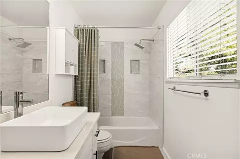 Bath - 316 Pioneer Rd, Lake Arrowhead, CA 92352 photo 1 of 5