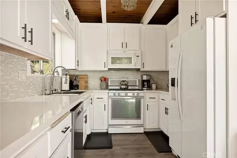 Kitchen - 316 Pioneer Rd, Lake Arrowhead, CA 92352 photo 2 of 3