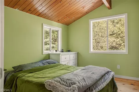 Bedroom - 316 Pioneer Rd, Lake Arrowhead, CA 92352 photo 4 of 7