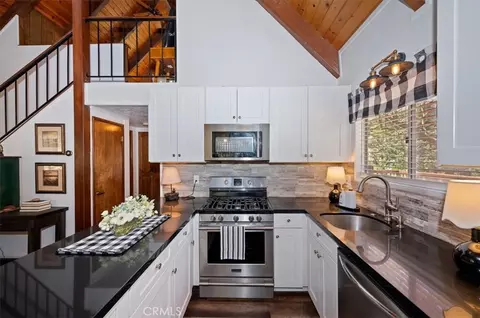 Kitchen - 1140 Evergreen Ln, Lake Arrowhead, CA 92352 photo 3 of 4
