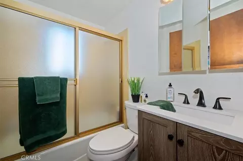 Bath - 1140 Evergreen Ln, Lake Arrowhead, CA 92352 photo 3 of 3