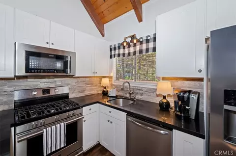 Kitchen - 1140 Evergreen Ln, Lake Arrowhead, CA 92352 photo 4 of 4